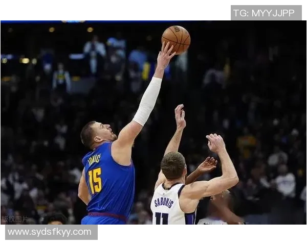 沃尔赞约基奇轻松自如的表现与其他球员拼尽全力形成鲜明对比